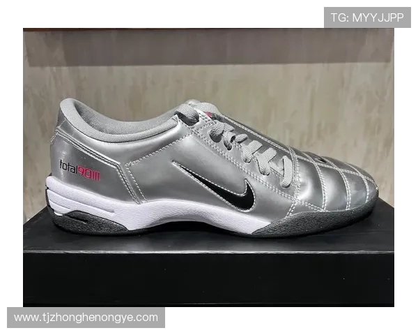 耐克发布切尔西 2025-26 赛季黑银第三客场球衣：复古徽章与 Total 90 科技碰撞，8 月正式登场